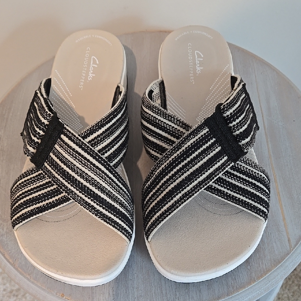 Cushion Soft Black and White Criss-Cross Sandals By Clarks Washable Size 9 Wide